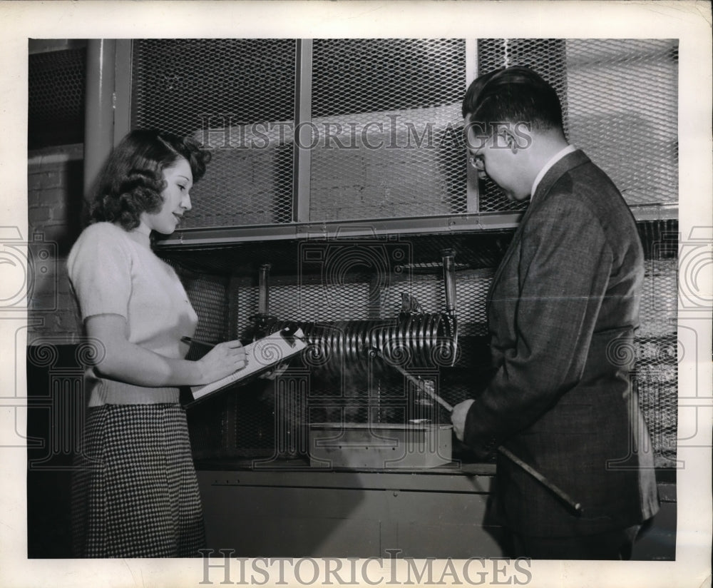 1945 Press Photo Engineer Fred Mason &amp; Jeanne Ormsby at Firestone Tire &amp; Rubber - Historic Images