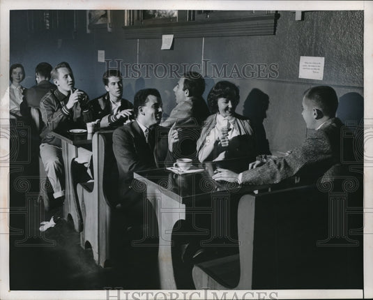 1955 Press Photo Customers in a Cleveland Ohio snack bar-Historic Images