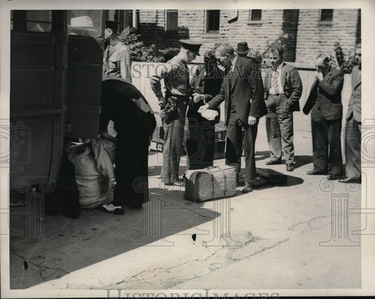 1940 Press Photo Immigration officials load Dutch seamen on bus to Detroit - Historic Images
