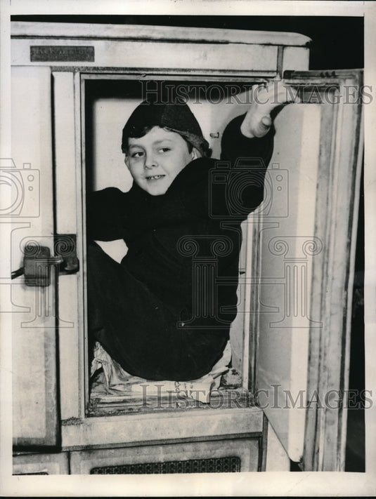 1944 Press Photo Philip Kaufman trapped at the icebox while playing a game-Historic Images