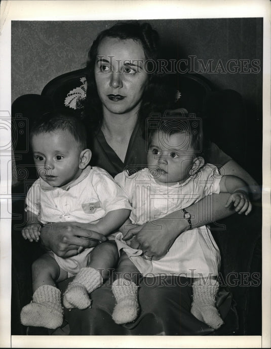 1943 Press Photo Mrs Phillip Mancusi & seven month old twins Frank & Martanne-Historic Images