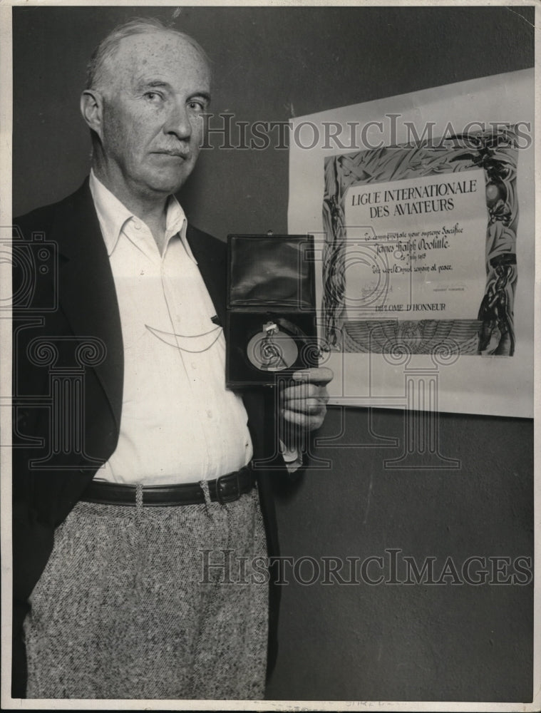 1930 James Ralph Doolittle aviation medal held by his dad - Historic Images