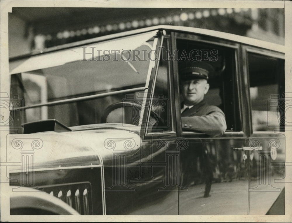 1926 Press Photo Robinson a White House chauffer in his auto - neb43315 - Historic Images