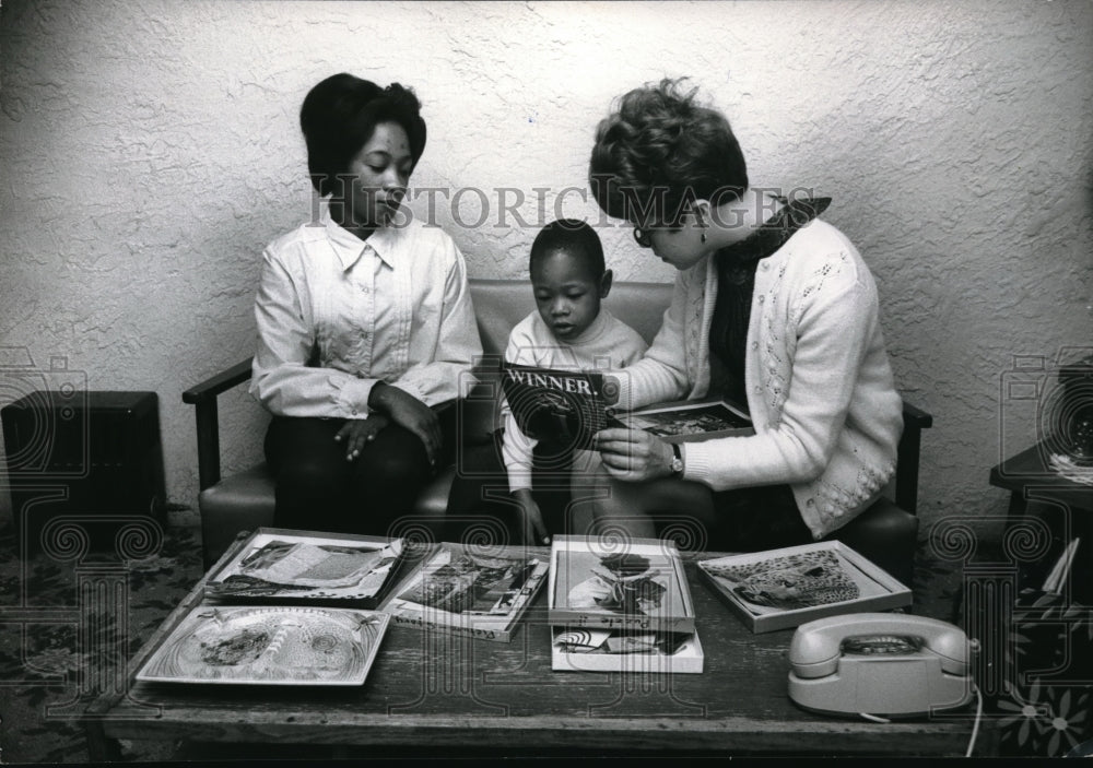 1969 Press Photo Maxine Ricard at Home Head Start Session with Mrs. Robert Mars-Historic Images