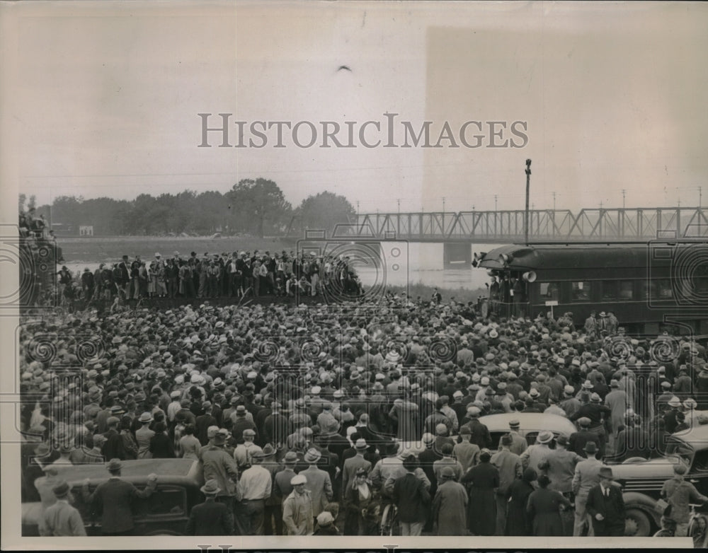 1936 Press Photo Gov. Alfred M. Landon Speaking To Crowd During Farm Speech - Historic Images