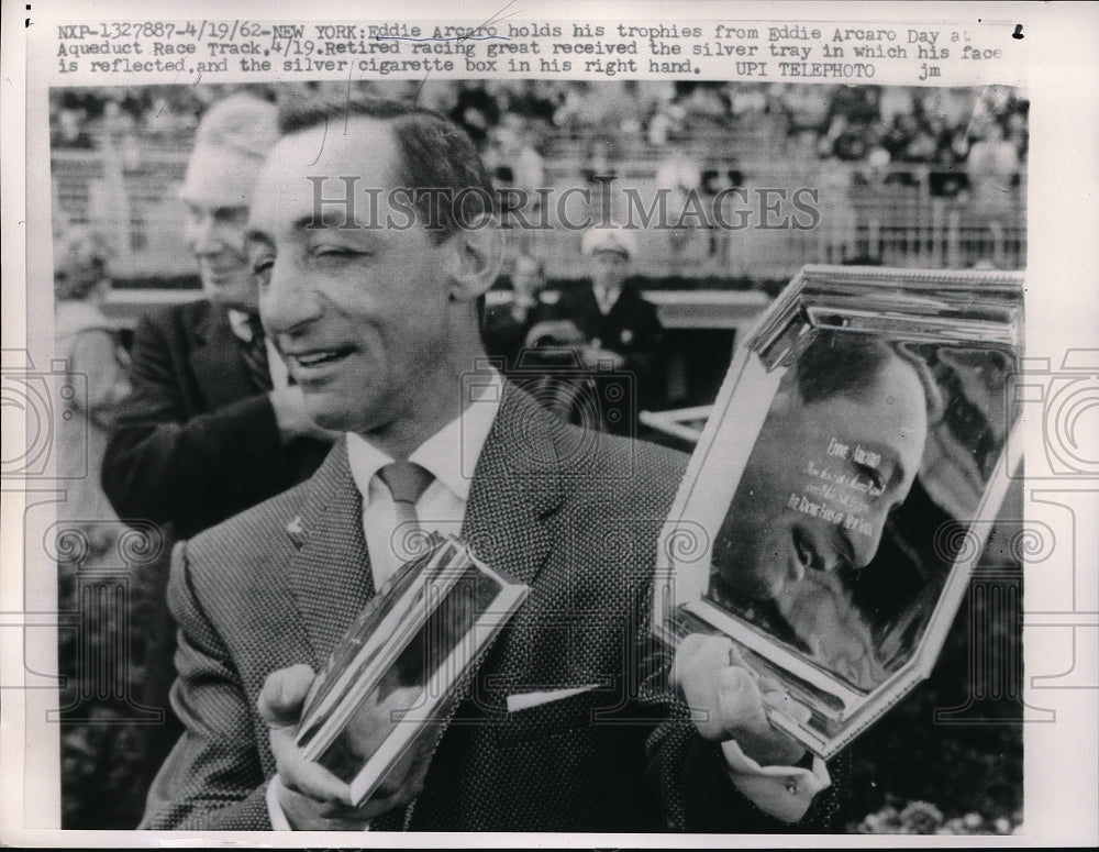 1962 Press Photo Horse Jockey Eddie Arcaro Holding Trophies At New York Track - Historic Images