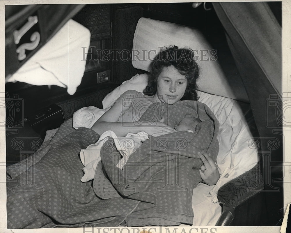 1944 Press Photo Mrs. Winifred Andrews Holding Newborn Baby In Chicago Hospital - Historic Images