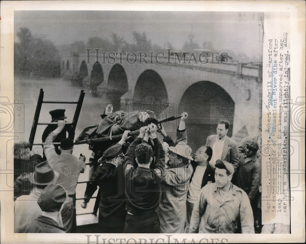 1949 Press Photo Mrs Rbt Goodwill rescued from Conn. River car accident - Historic Images