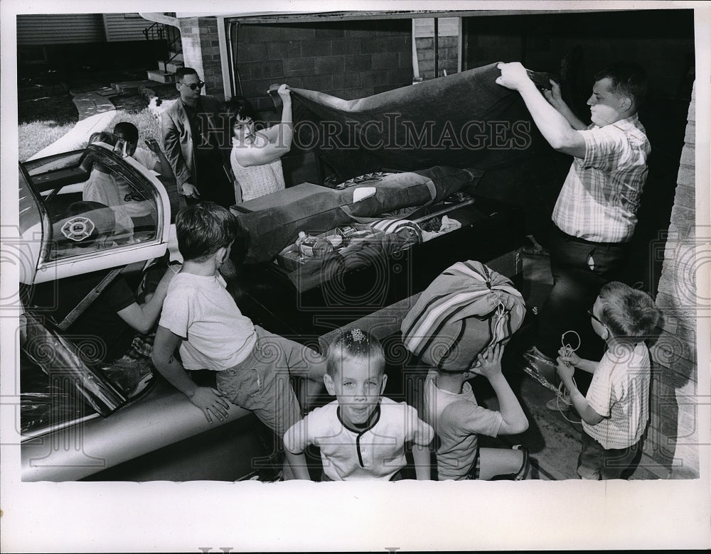 1966 Press Photo Barbara Graham &amp; Kids In Room Moving Furniture-Historic Images