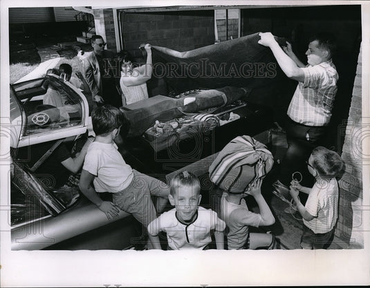 1966 Press Photo Barbara Graham & Kids In Room Moving Furniture-Historic Images