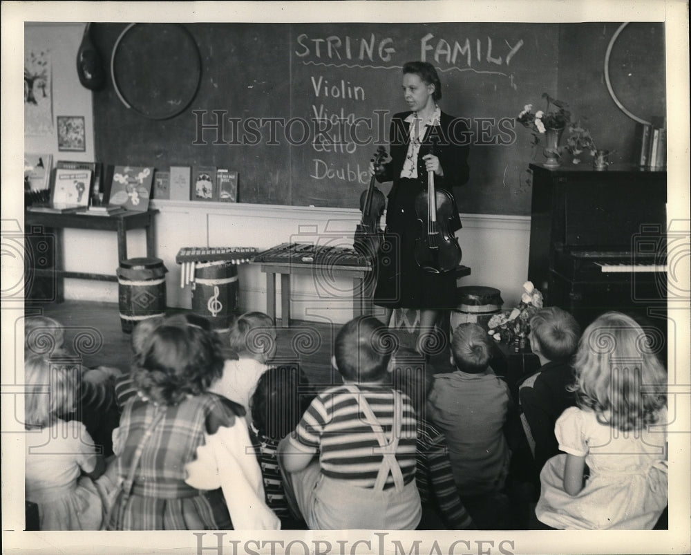 1949 Press Photo Mrs. Dorothy Alden teaching music at Chapel Hill Grade School-Historic Images