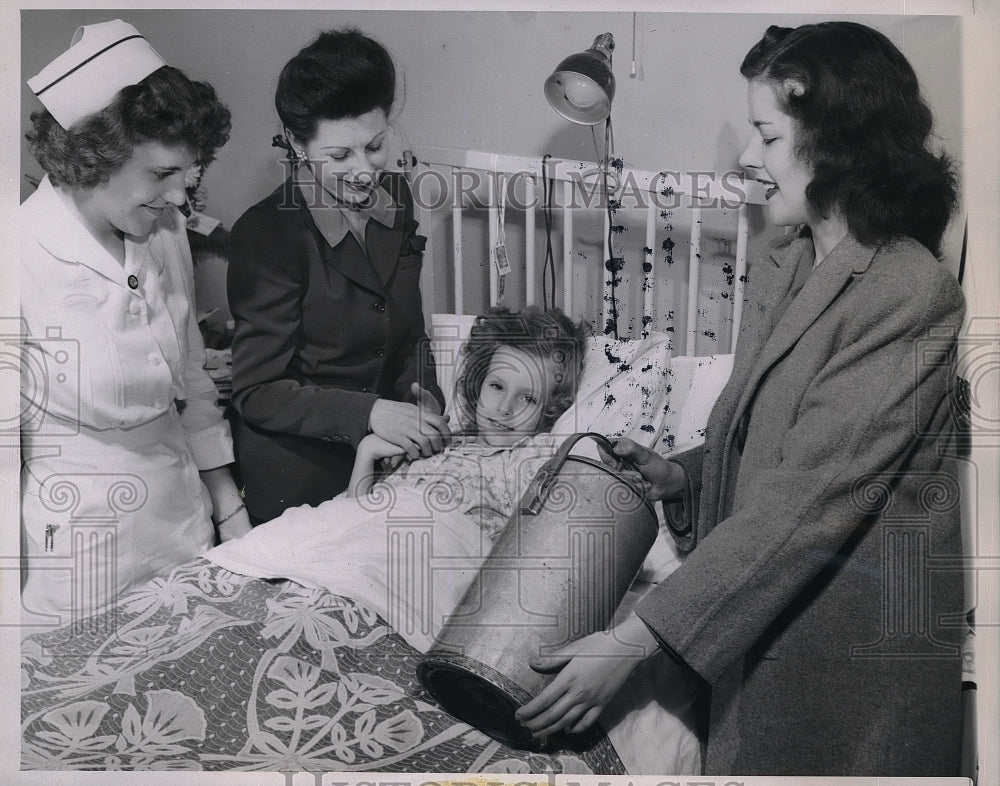 1944 Press Photo Nurse Jane Mallach With Florence Attaway &amp; Patricia At Hospital - Historic Images