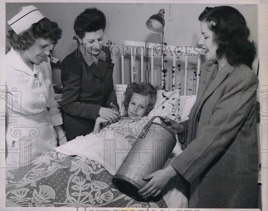 1944 Press Photo Nurse Jane Mallach With Florence Attaway & Patricia At Hospital - Historic Images