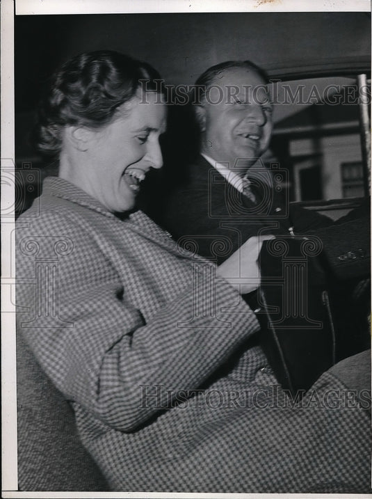 1944 Press Photo Frances & Frank Andrews leaving Salinas California Court house-Historic Images