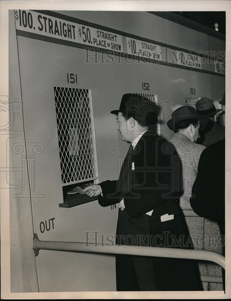 1940 Press Photo Larry &quot;Plunger&quot; Ascot Buying Ticket At Race Track In New York - Historic Images