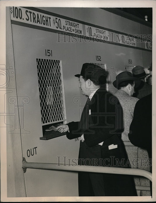 1940 Press Photo Larry "Plunger" Ascot Buying Ticket At Race Track In New York - Historic Images