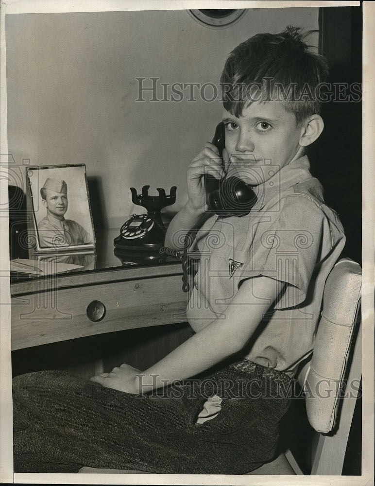 1946 Press Photo Lee Aldrich Telephoning Clevelant Animal Protective League - Historic Images