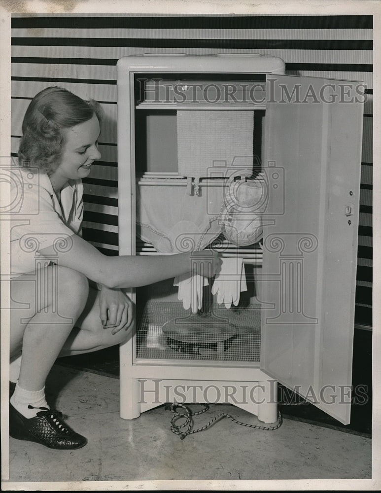 1940 Press Photo Marie Atkinson Of Chicago Hangs Gloves To Dry-Historic Images