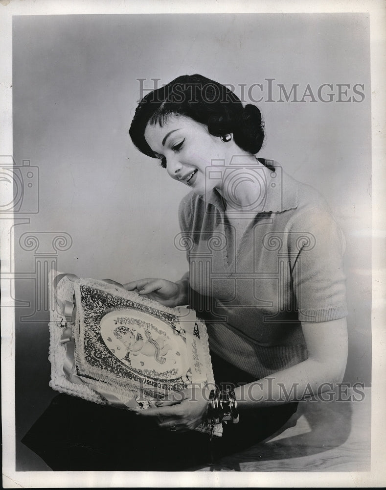 1950 Press Photo Renee Gates Admires Most Expensive Valentine Of The Year - Historic Images