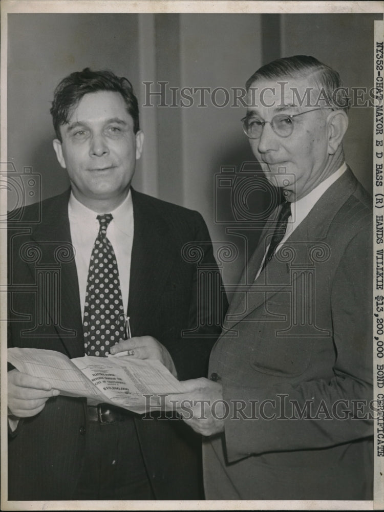 1939 Press Photo Mayor Ed Bass hands Mr Willkie a $13,200,000 bond-Historic Images