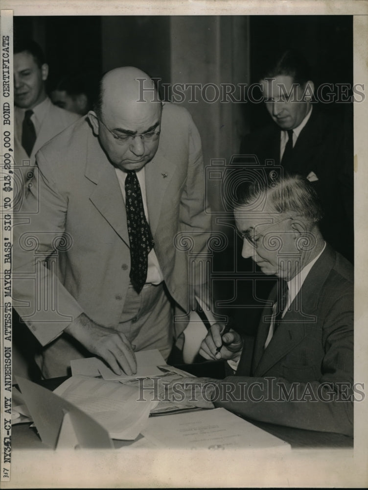 1939 Press Photo NYC Atty Anderson & Mayor Bass with bond certificate-Historic Images