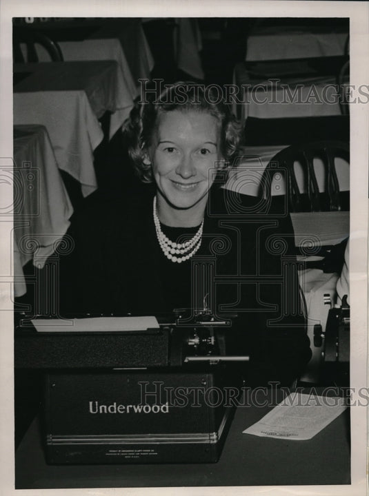 1939 Press Photo US Natl Typing Team in Toronto, Elinor Strong - neb44123 - Historic Images
