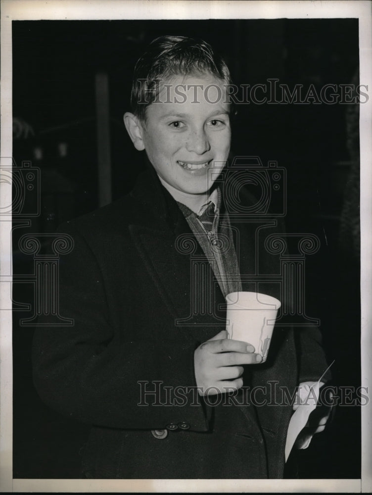 1943 Press Photo NYC, child William A Schmidt in route to aunt&#39;s in Ill.-Historic Images