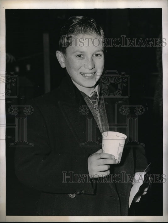 1943 Press Photo NYC, child William A Schmidt in route to aunt's in Ill.-Historic Images