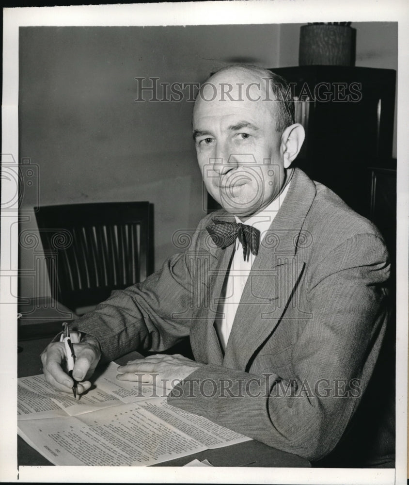 1943 Press Photo Dr. Amos E Taylor Foreign and Domestic Commerce - Historic Images