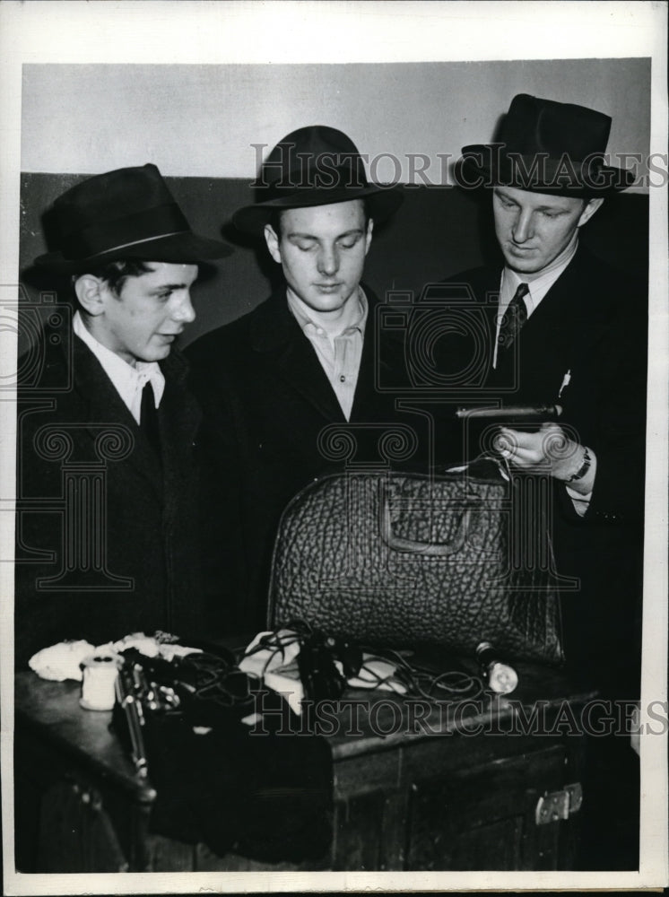 1943 Stanley and Walter Tranowski policeman Tom Hayes Robbery - Historic Images