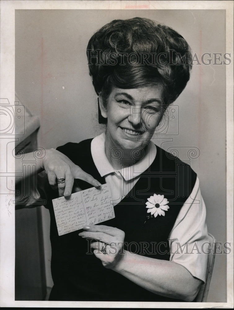 1969 Press Photo Mrs Jerry Gardina Of Middleburg Heights Holds Card From Sons-Historic Images