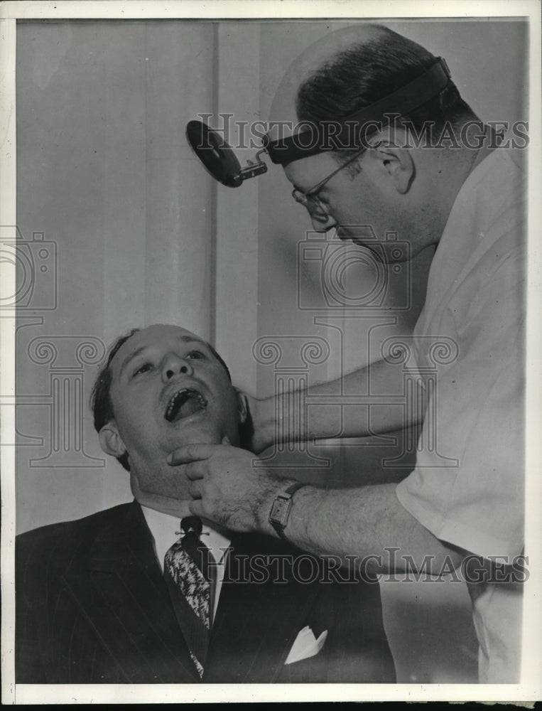 1938 Press Photo LA, Calif Dr JR Hughes examines whistler Elmo Tanner - Historic Images