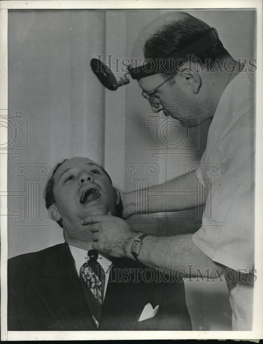 1938 Press Photo LA, Calif Dr JR Hughes examines whistler Elmo Tanner - Historic Images