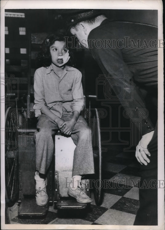 1948 La, Calif. Martha Reyes & policeman FB Boyle hurt chasing a cat - Historic Images
