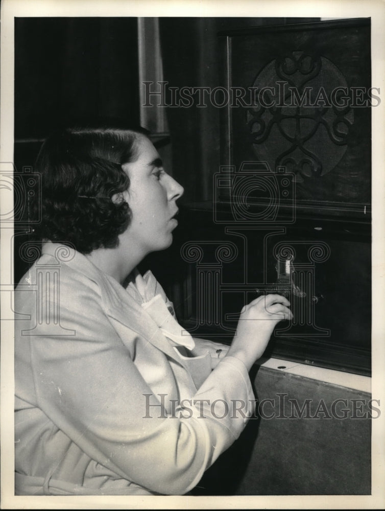 1933 Press Photo Oakland, Calif. Mildred Jones at radio at school for the blind-Historic Images