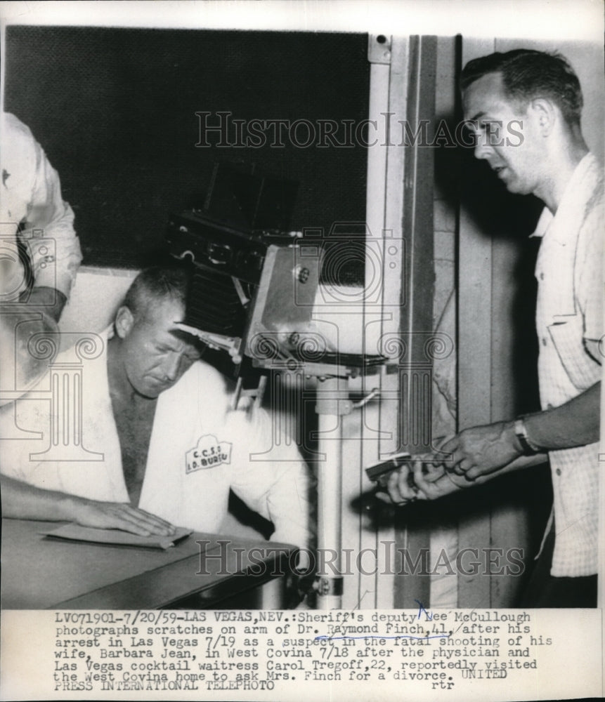 1959 Press Photo Sheriffs Deputy Lee McCullough Photographs On Arm - Historic Images