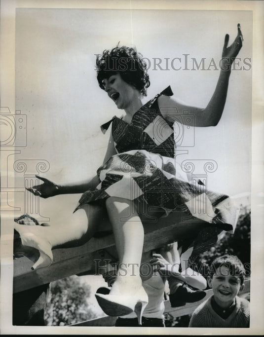 1962 Press Photo Toni Crowe wears latest dress fashion of "Ya Ya" length, London - Historic Images