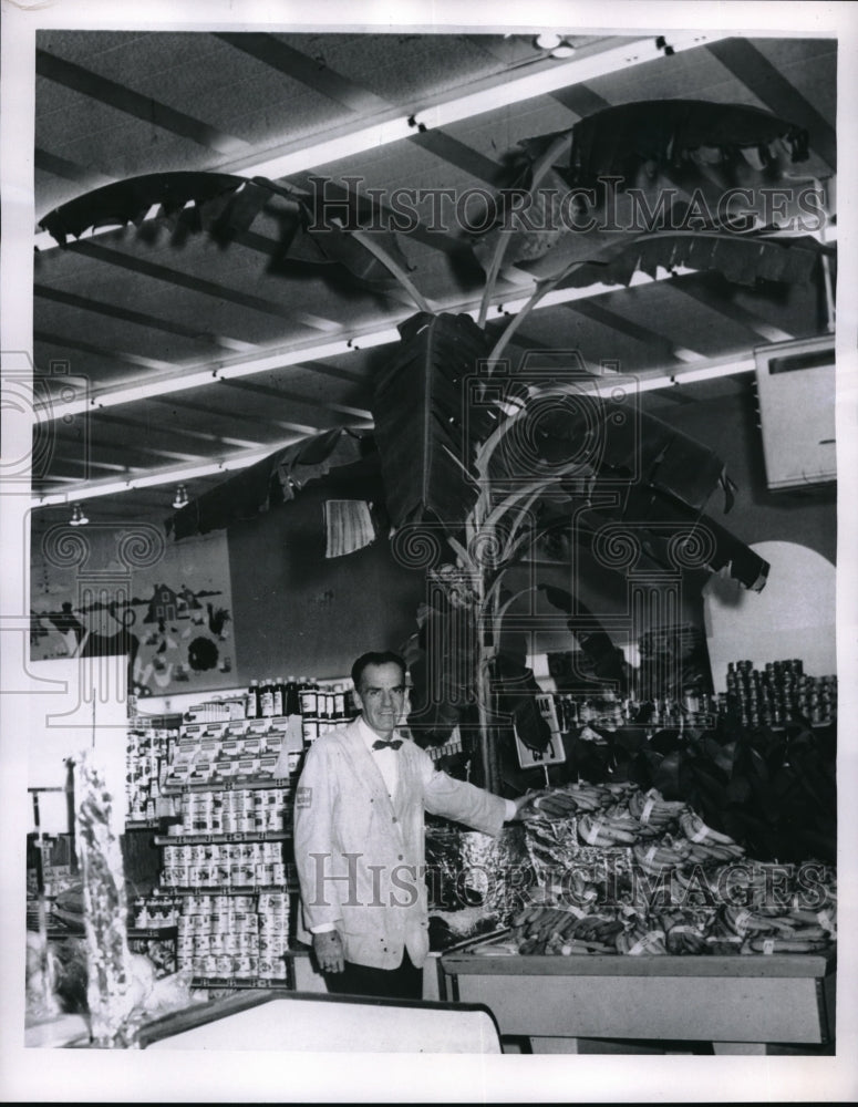 1959 Press Photo Ralph Harmon &amp; banana tree in his Cinn.O supermarket-Historic Images