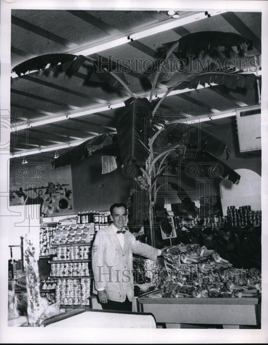 1959 Press Photo Ralph Harmon & banana tree in his Cinn.O supermarket-Historic Images