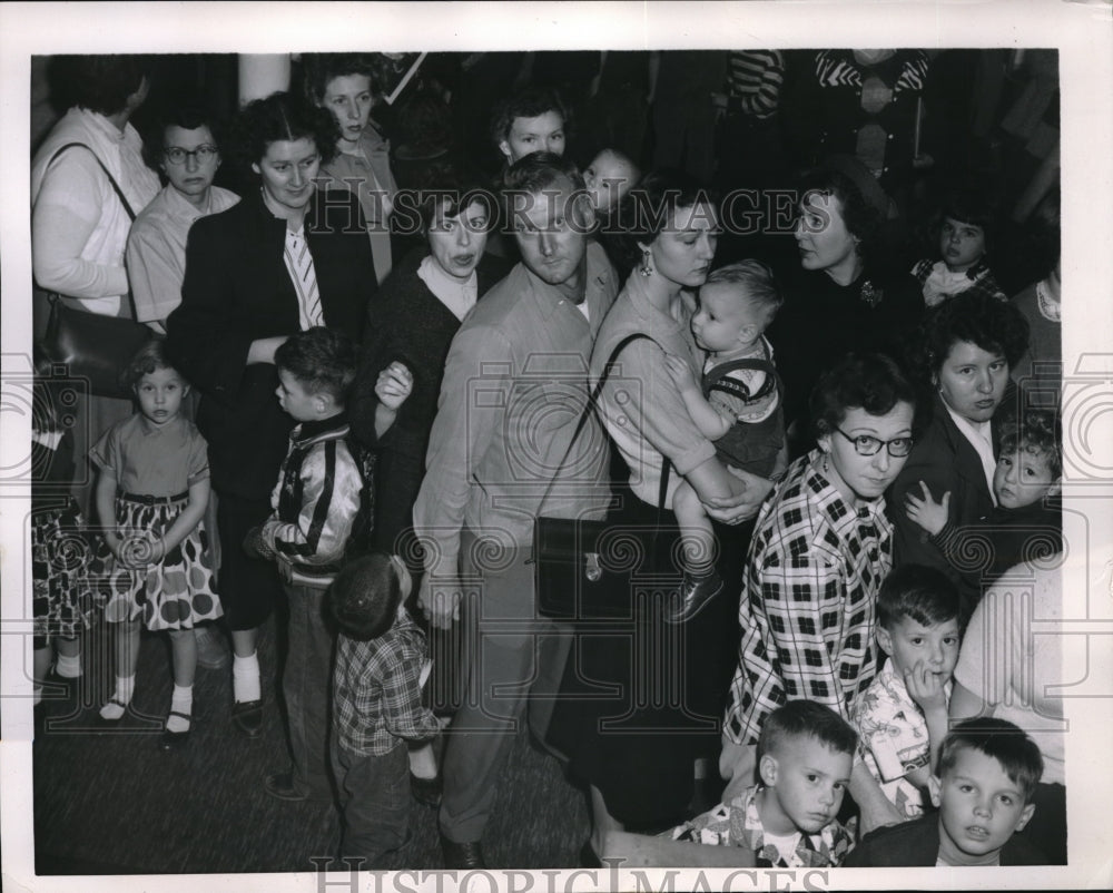 1954 Harold Whitson and his children waiting for his wife Bamma - Historic Images