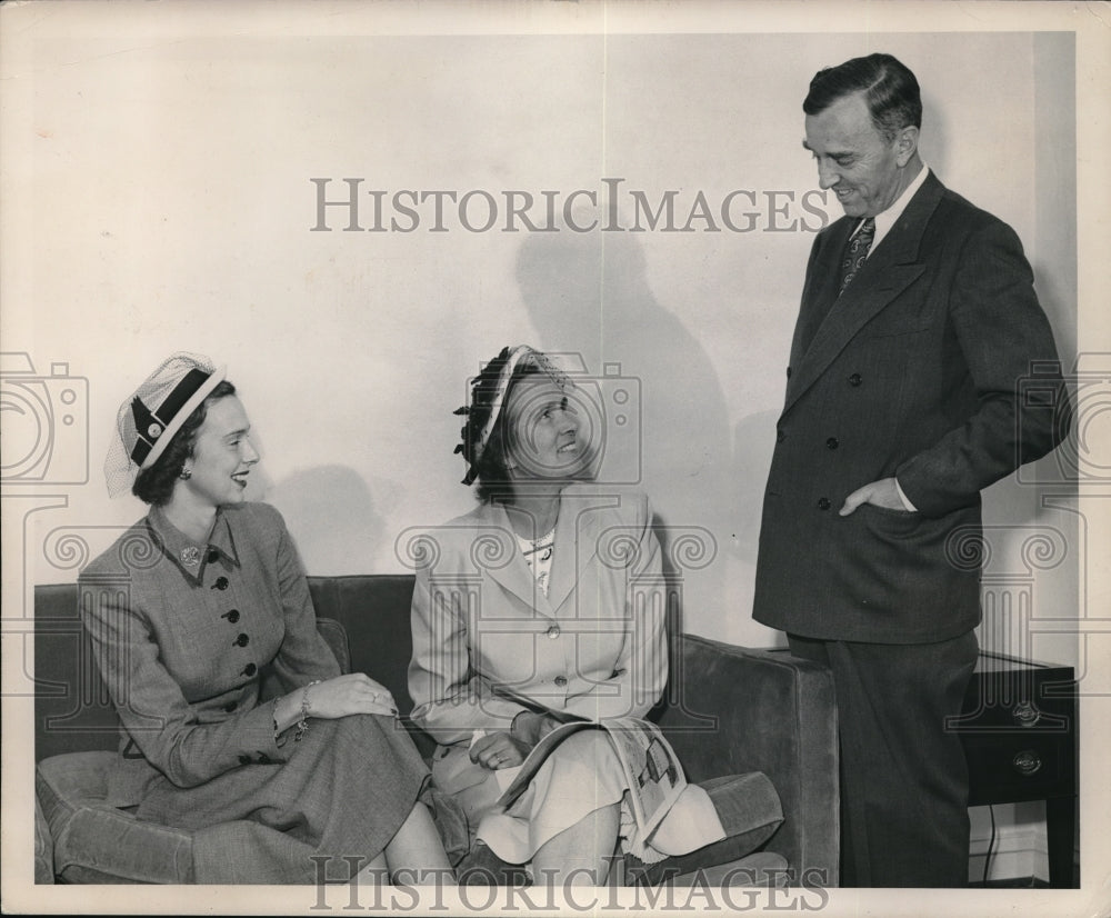 1950 Press Photo Mr and Mrs. John Daughter with Mrs W.G. Wilson-Historic Images