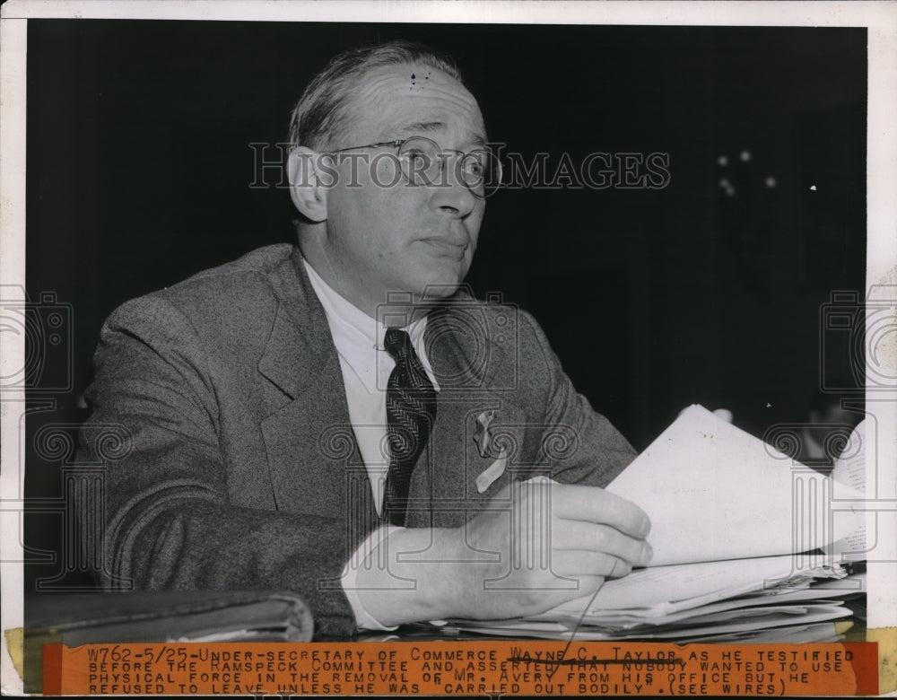 1944 Press Photo Secretary of Commerce Wayne Taylor testifying before committee - Historic Images