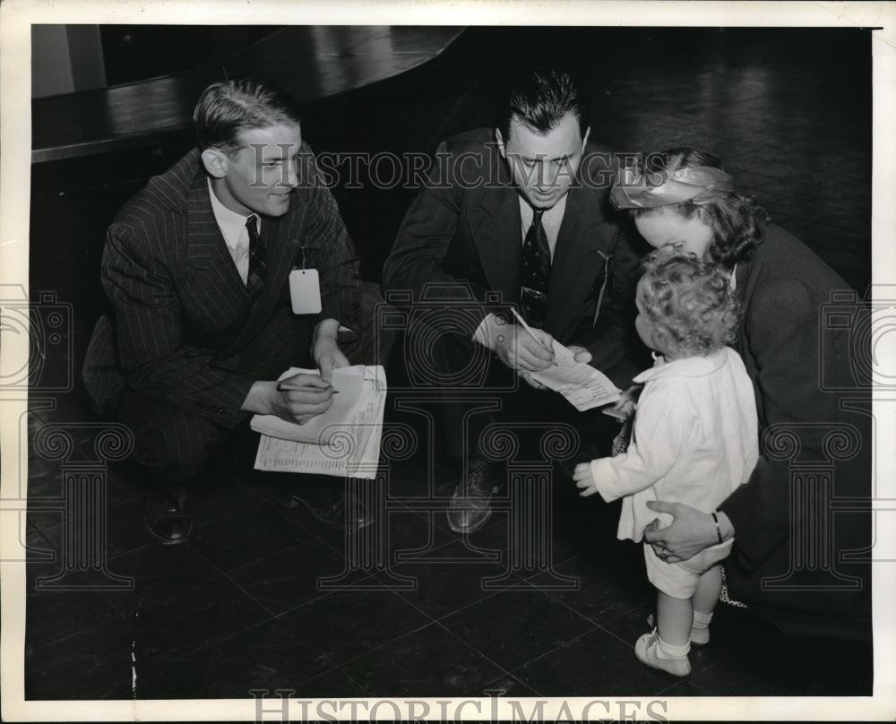 1941 Press Photo Mrs. Helen Adam and her son Auasdaie being interviewed-Historic Images