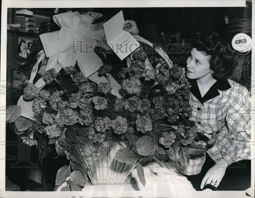 1947 Press Photo Kansas City, Mo King Cardinal carnations for Mrs Truman - Historic Images