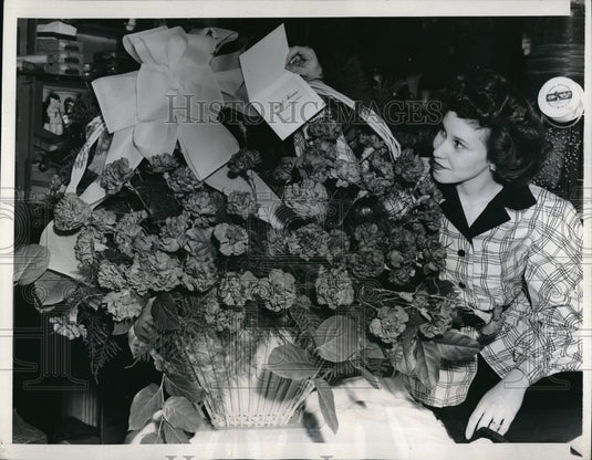 1947 Press Photo Kansas City, Mo King Cardinal carnations for Mrs Truman - Historic Images