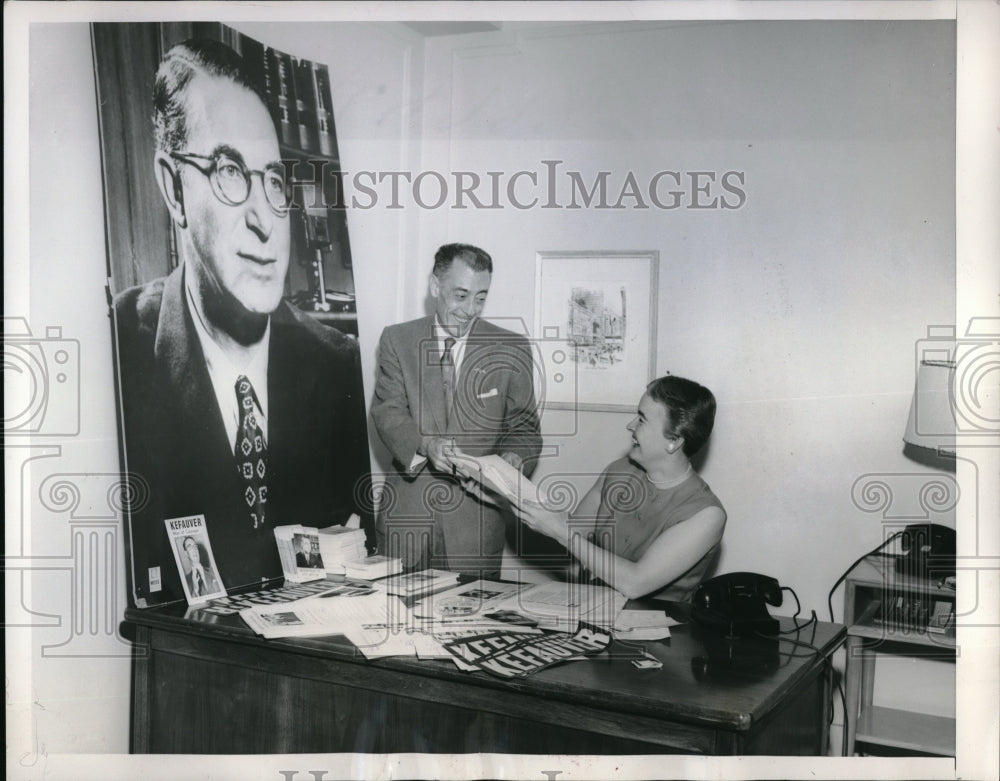 1956 Press Photo Steve Healey &amp; Kitty Kelley Workers At Kefauver For President - Historic Images