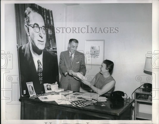 1956 Press Photo Steve Healey & Kitty Kelley Workers At Kefauver For President - Historic Images