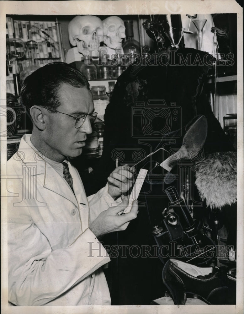 1935 Press Photo Criminologist Lieut Robert Hicks in his lab - Historic Images