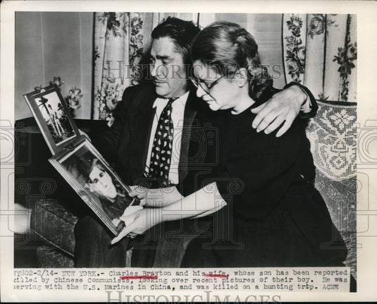 1948 Press Photo Charles Brayton and his wife looking at a picture of their son-Historic Images
