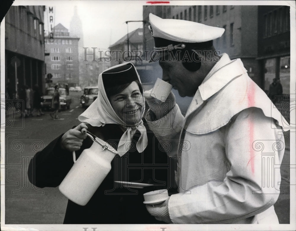 1967 Press Photo Frankfurt Lady Police served male colleagues a tea. - Historic Images